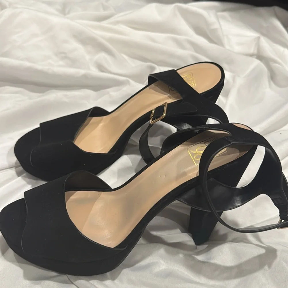 BLACK HEELS - Picture 4 of 10